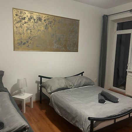 Апартаменты Plaza De Luxe Братислава Экстерьер фото